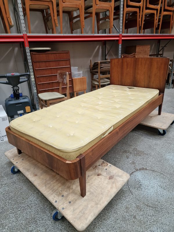 To senge i palisander med madrasser