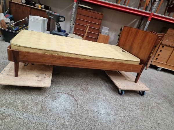 To senge i palisander med madrasser