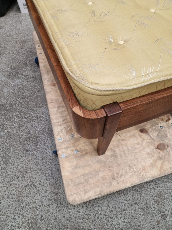 To senge i palisander med madrasser