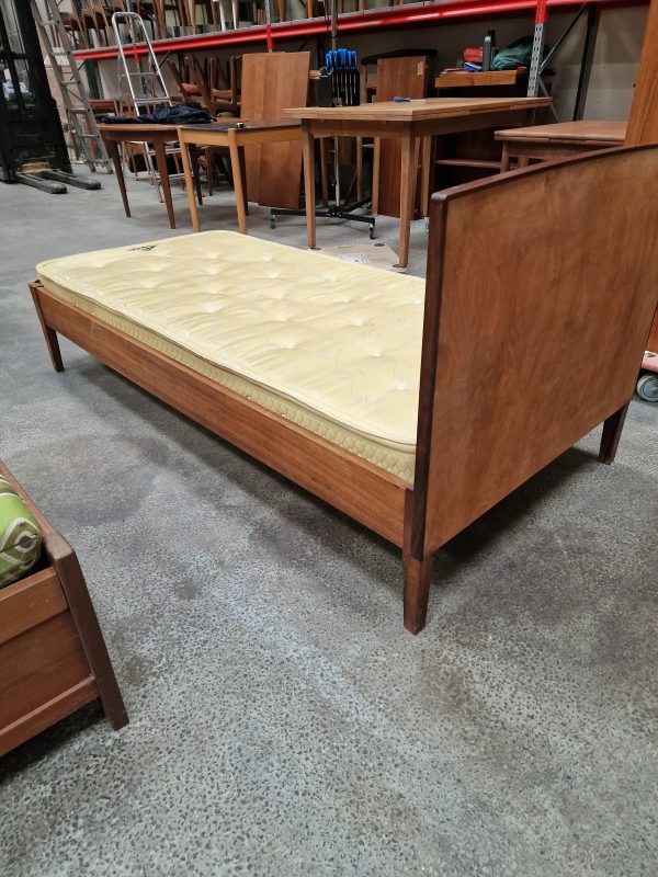 To senge i palisander med madrasser