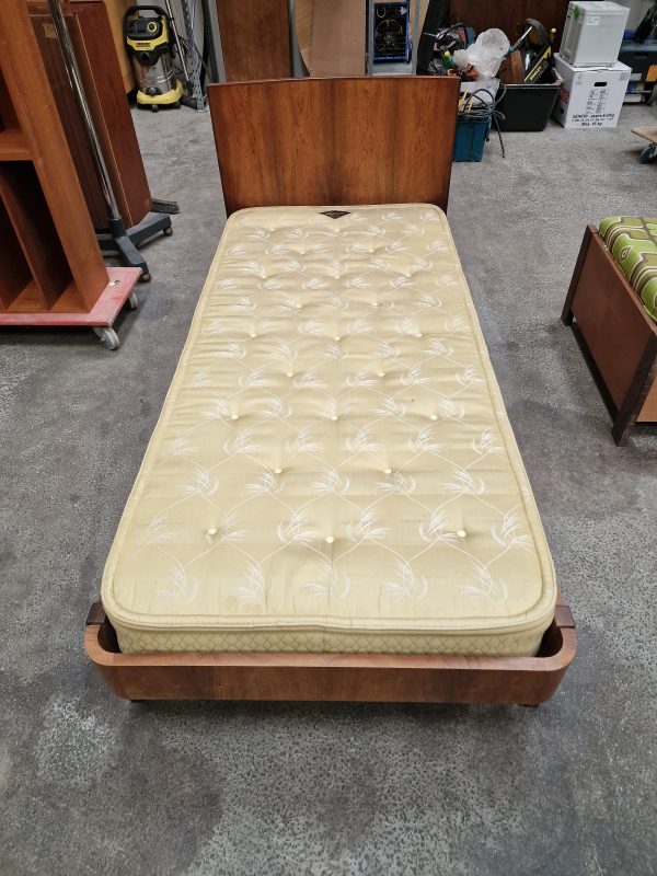 To senge i palisander med madrasser