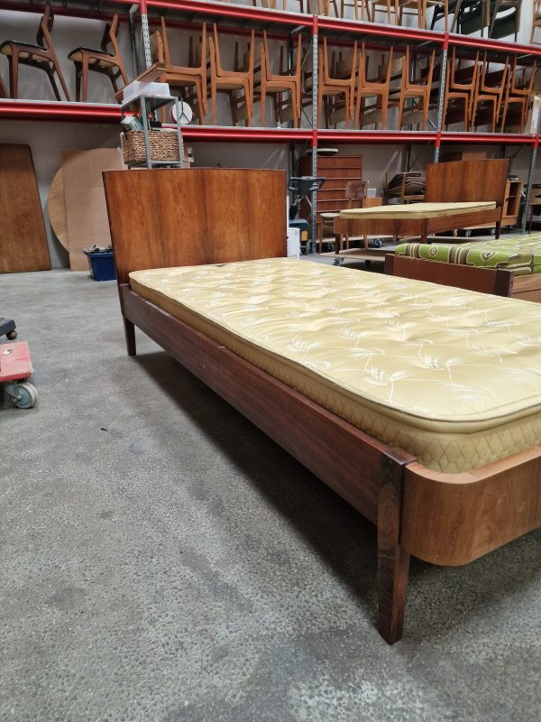 To senge i palisander med madrasser