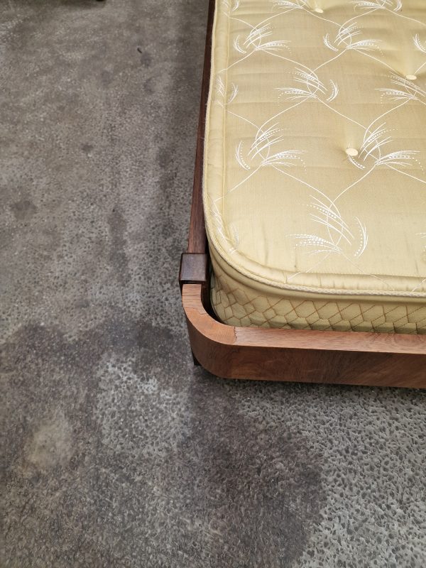 To senge i palisander med madrasser