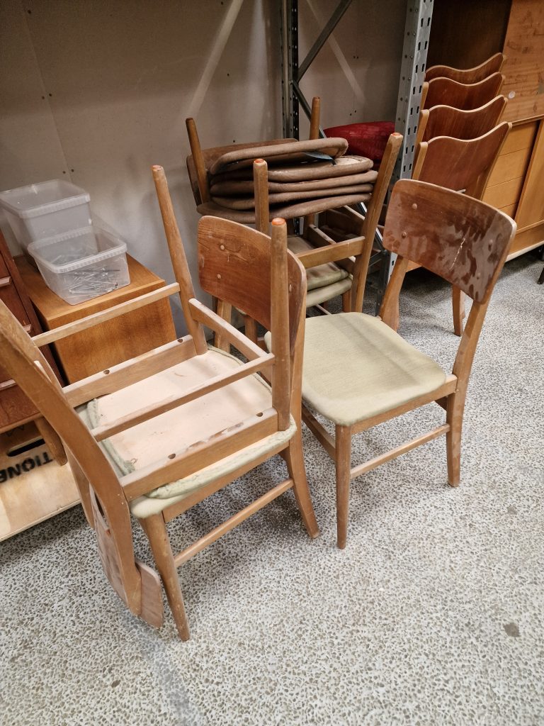 Fem spisestole med rygstykke af teak og letgrøn polstring