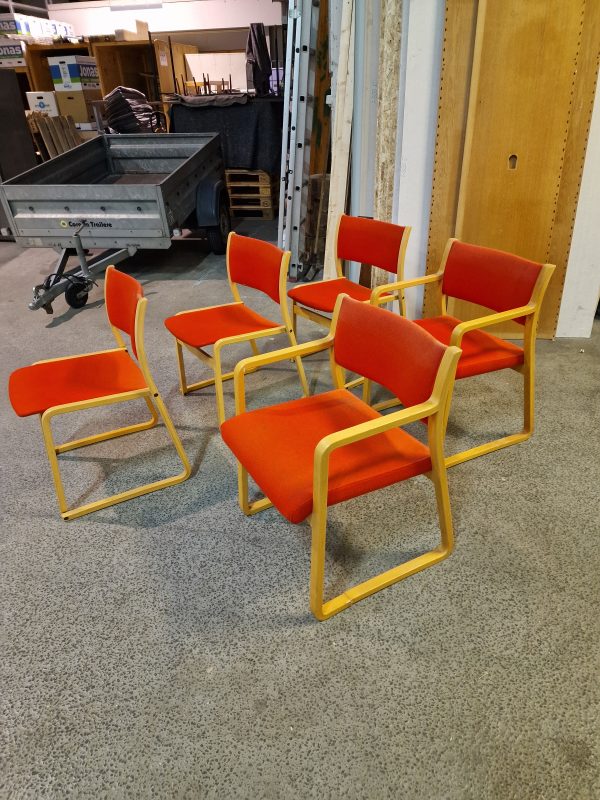 Fem konferencestole, bøgetræ