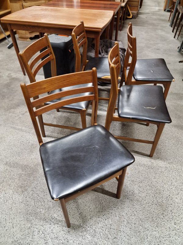 Fem spisestole, sort sæde, til ompolstring