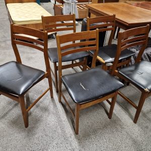 Fem spisestole, sort sæde, til ompolstring