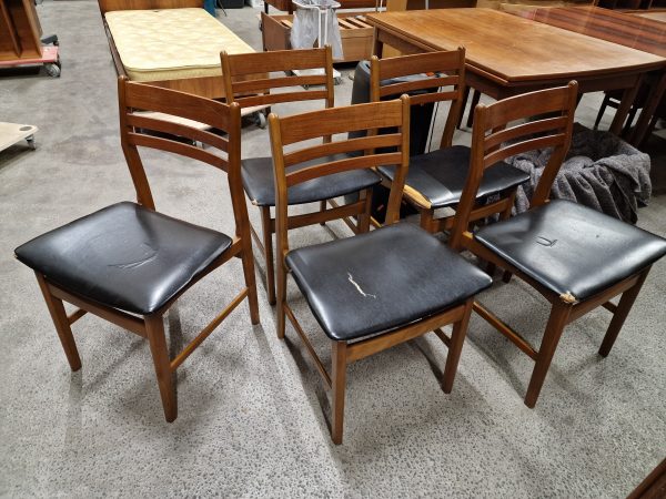 Fem spisestole, sort sæde, til ompolstring