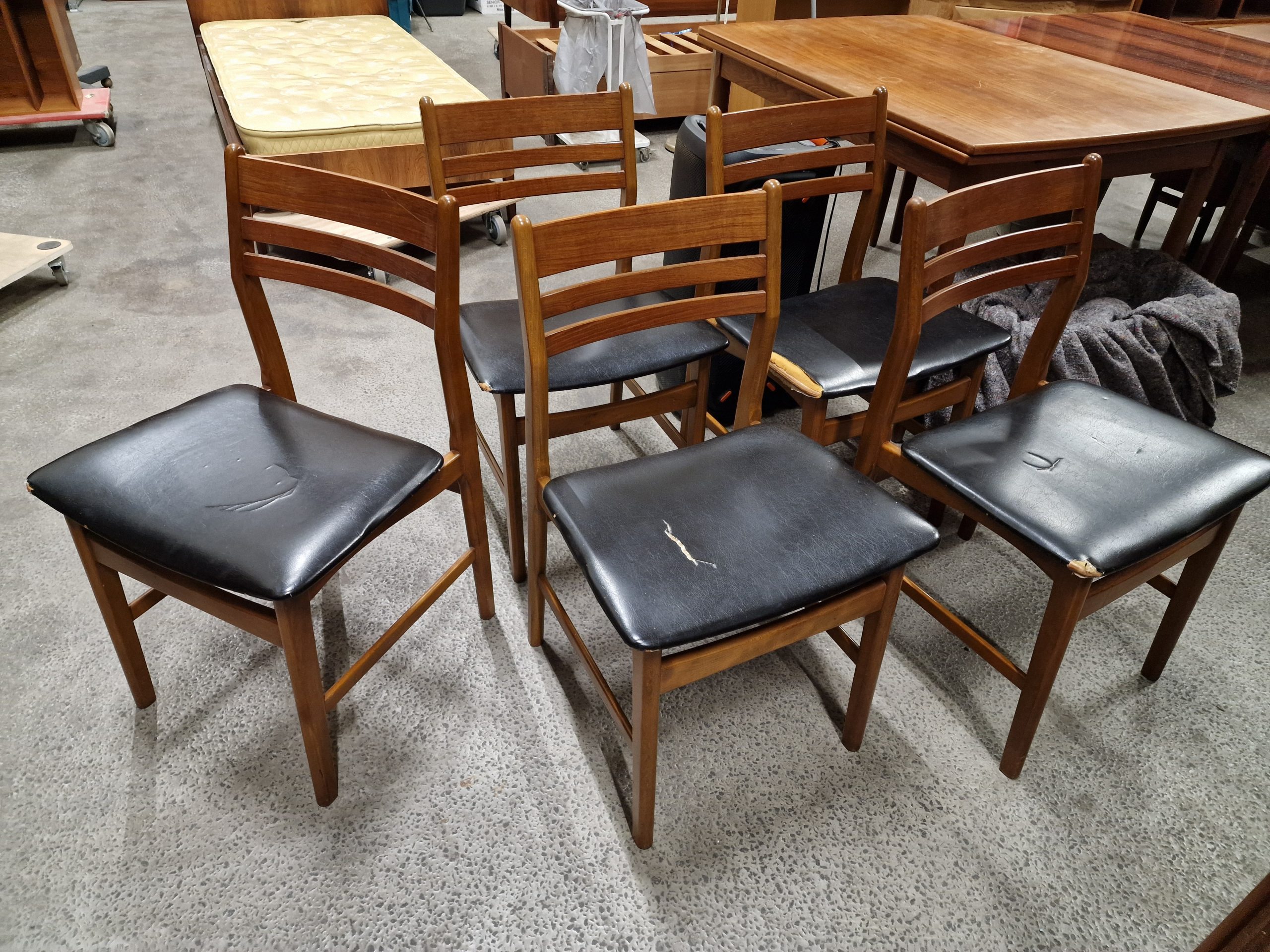 Fem spisestole, sort sæde, til ompolstring - Image 1