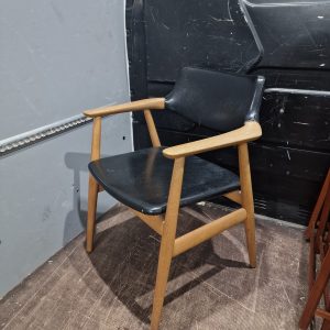 SVEND AAGE ERIKSEN. Armstol med stel af egetræ