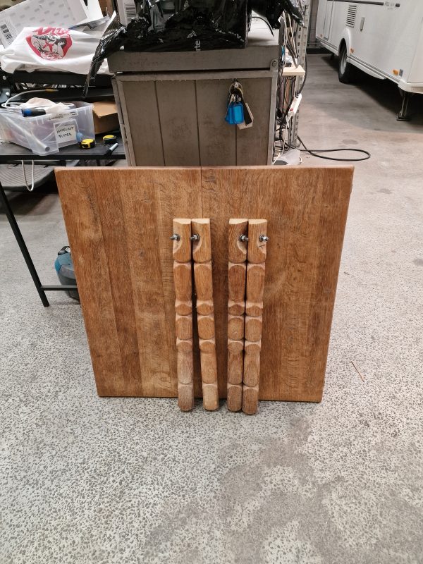 Kvadratisk spisebord i massiv egetræ