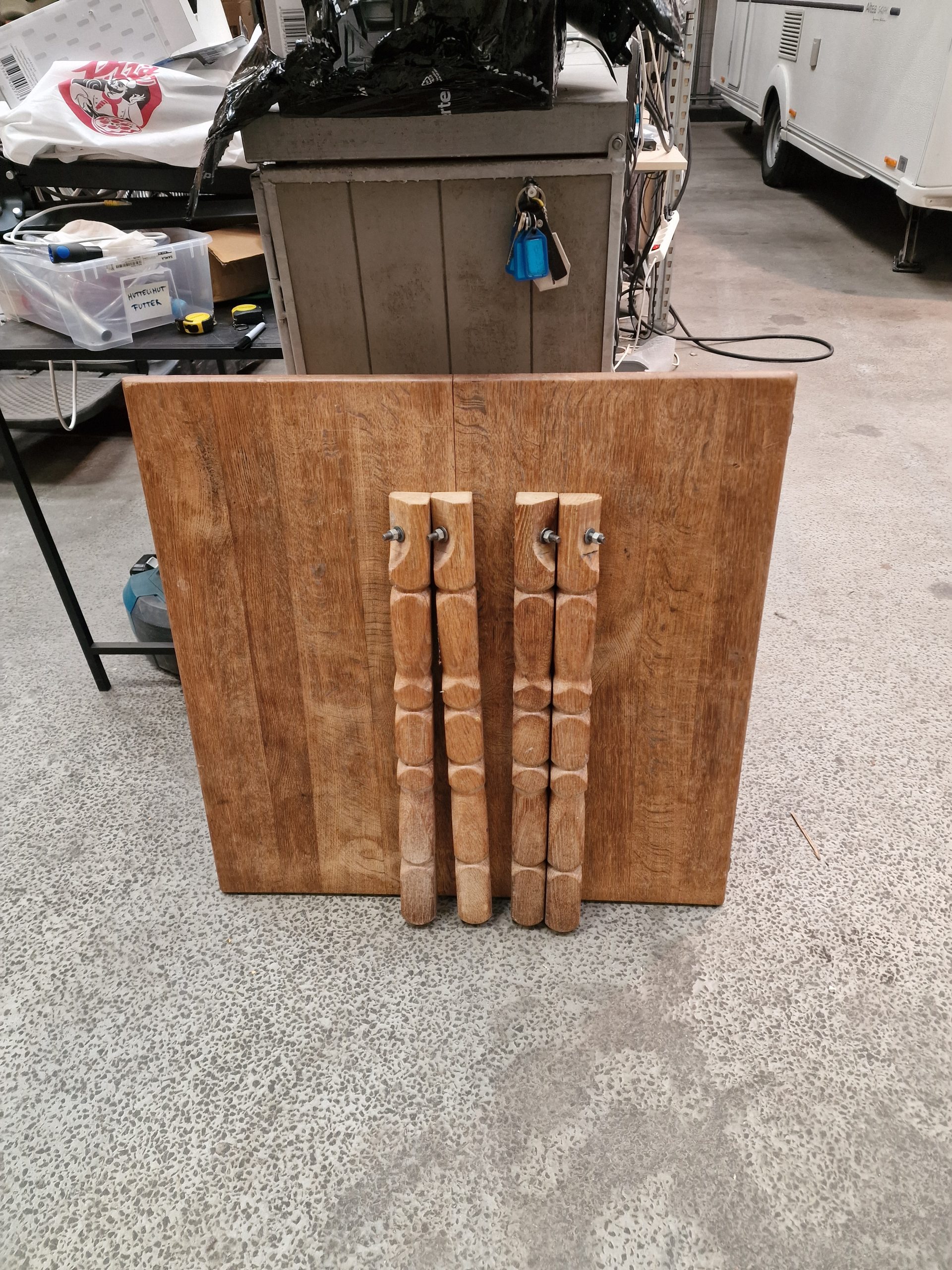 Kvadratisk spisebord i massiv egetræ - Image 1