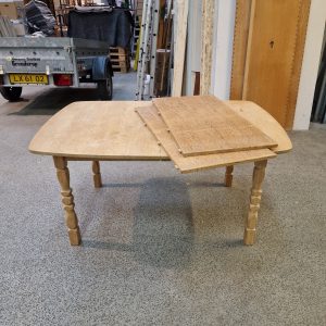 Ovalt spisebord i massiv egetræ med to tillægsplader - Image 1