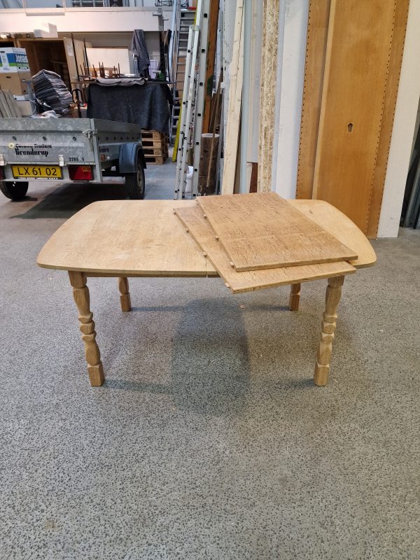 Ovalt spisebord i massiv egetræ med to tillægsplader