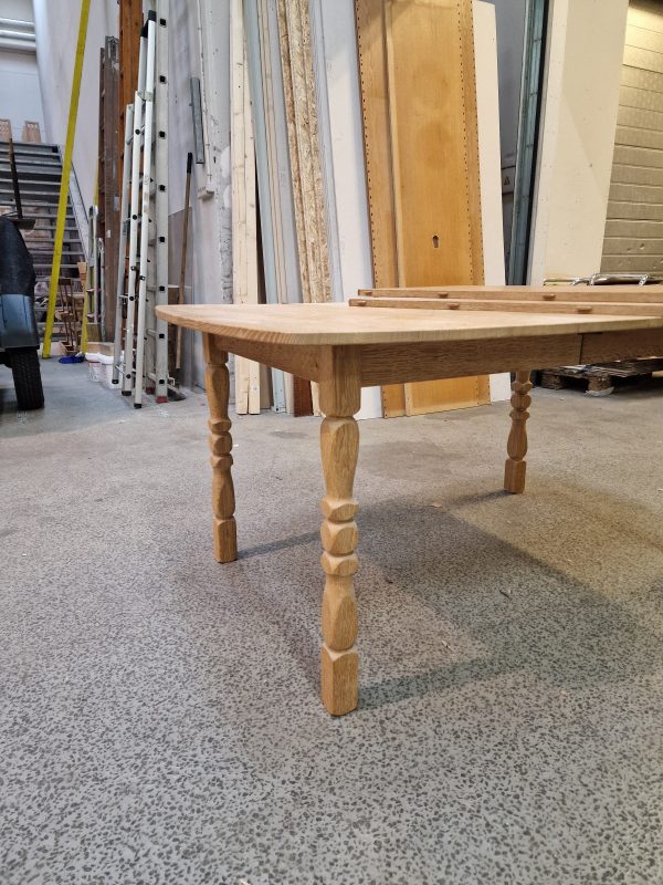 Ovalt spisebord i massiv egetræ med to tillægsplader