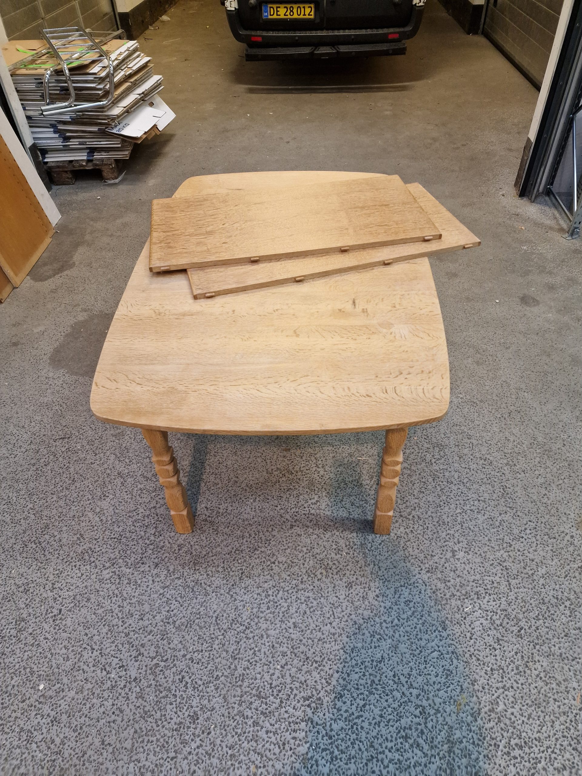 Ovalt spisebord i massiv egetræ med to tillægsplader - Image 2