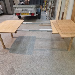 Ovalt spisebord i massiv egetræ med to tillægsplader - Image 4