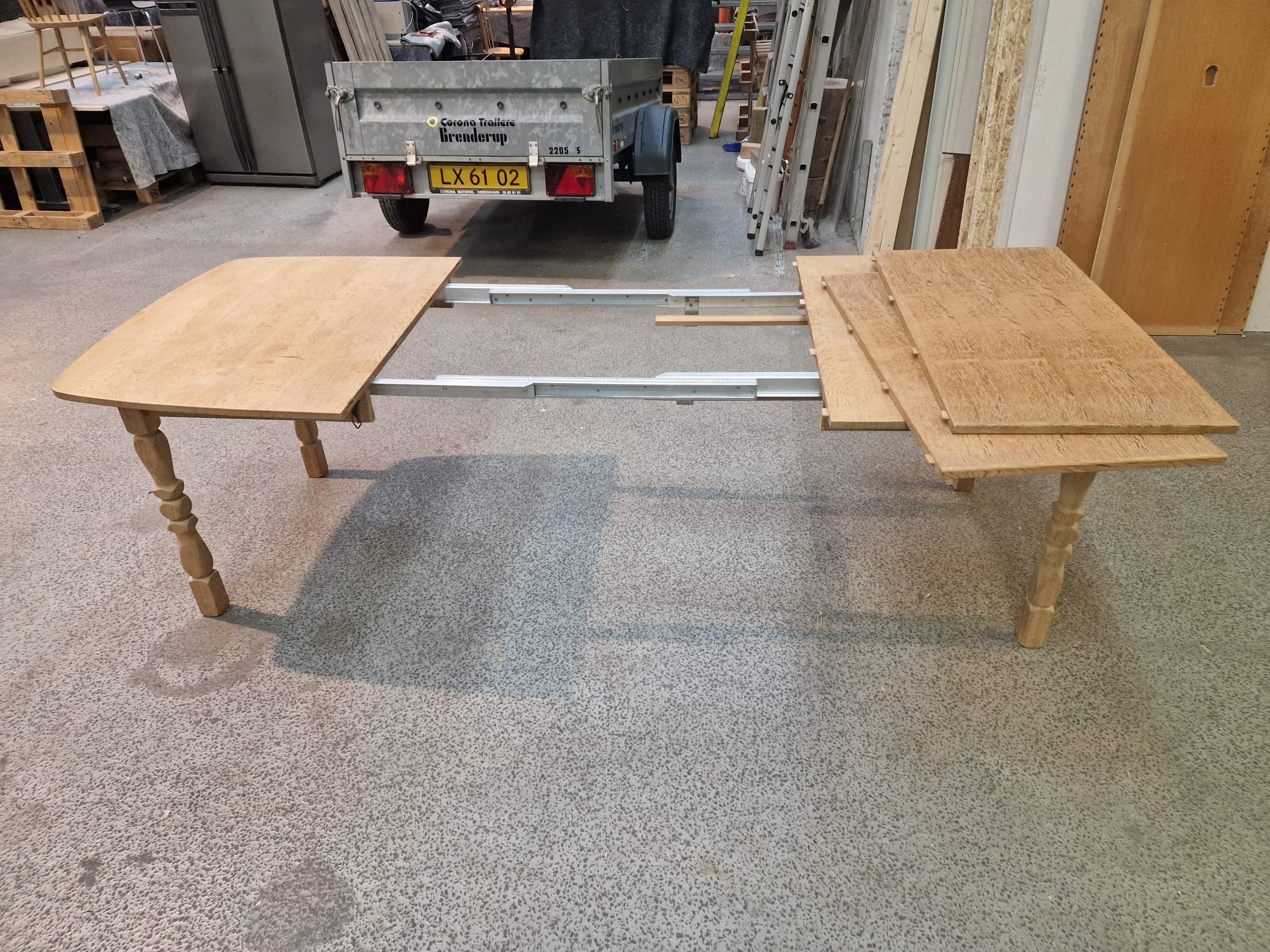 Ovalt spisebord i massiv egetræ med to tillægsplader - Image 4