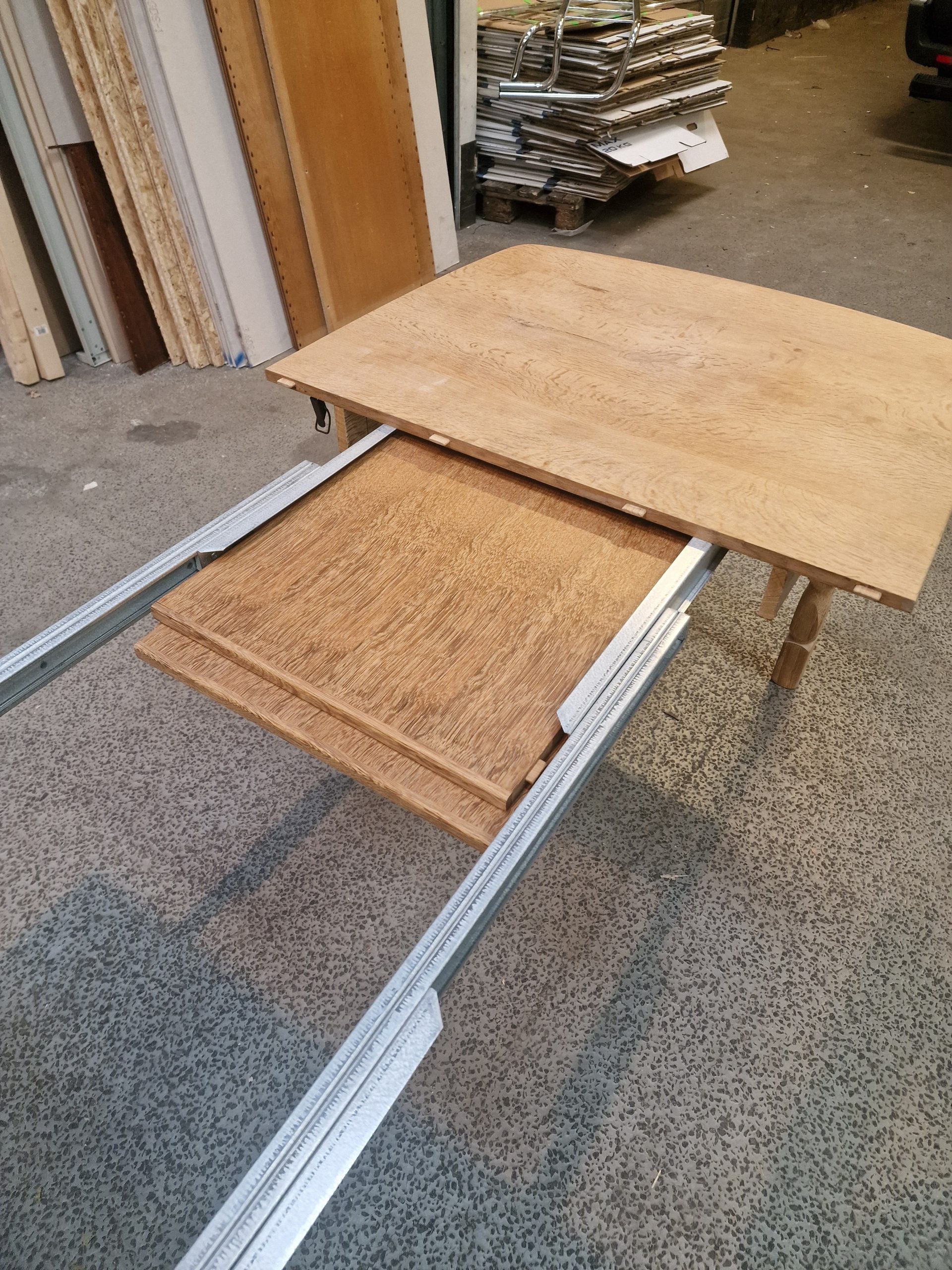 Ovalt spisebord i massiv egetræ med to tillægsplader - Image 6