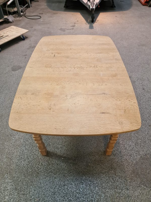 Ovalt spisebord i massiv egetræ med to tillægsplader