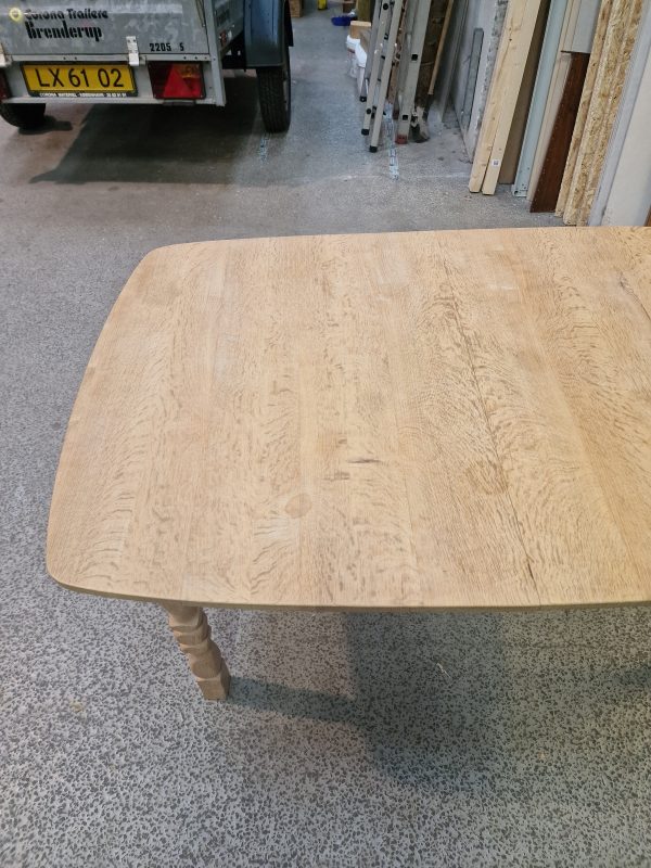 Ovalt spisebord i massiv egetræ med to tillægsplader