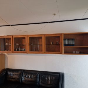 Væghængt reol med vitrine-skabe med skydelåger og en åben, egetræ, Hundevad - Image 1