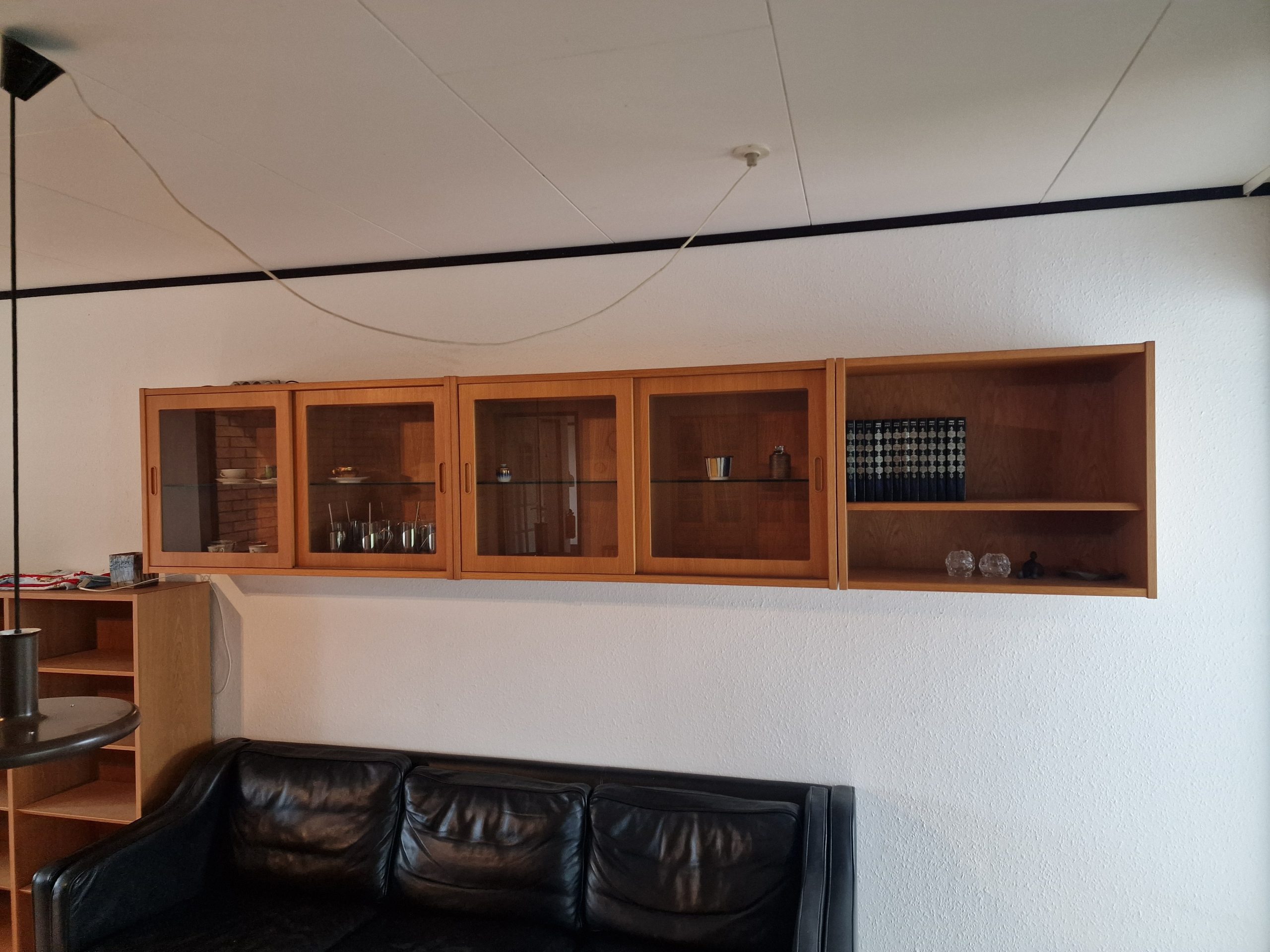 Væghængt reol med vitrine-skabe med skydelåger og en åben, egetræ, Hundevad - Image 1