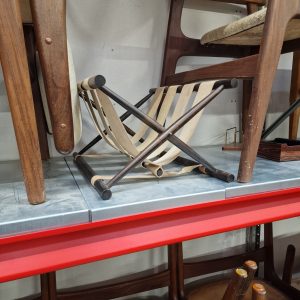 Avisholder, bejdset bøgetræ og stropper