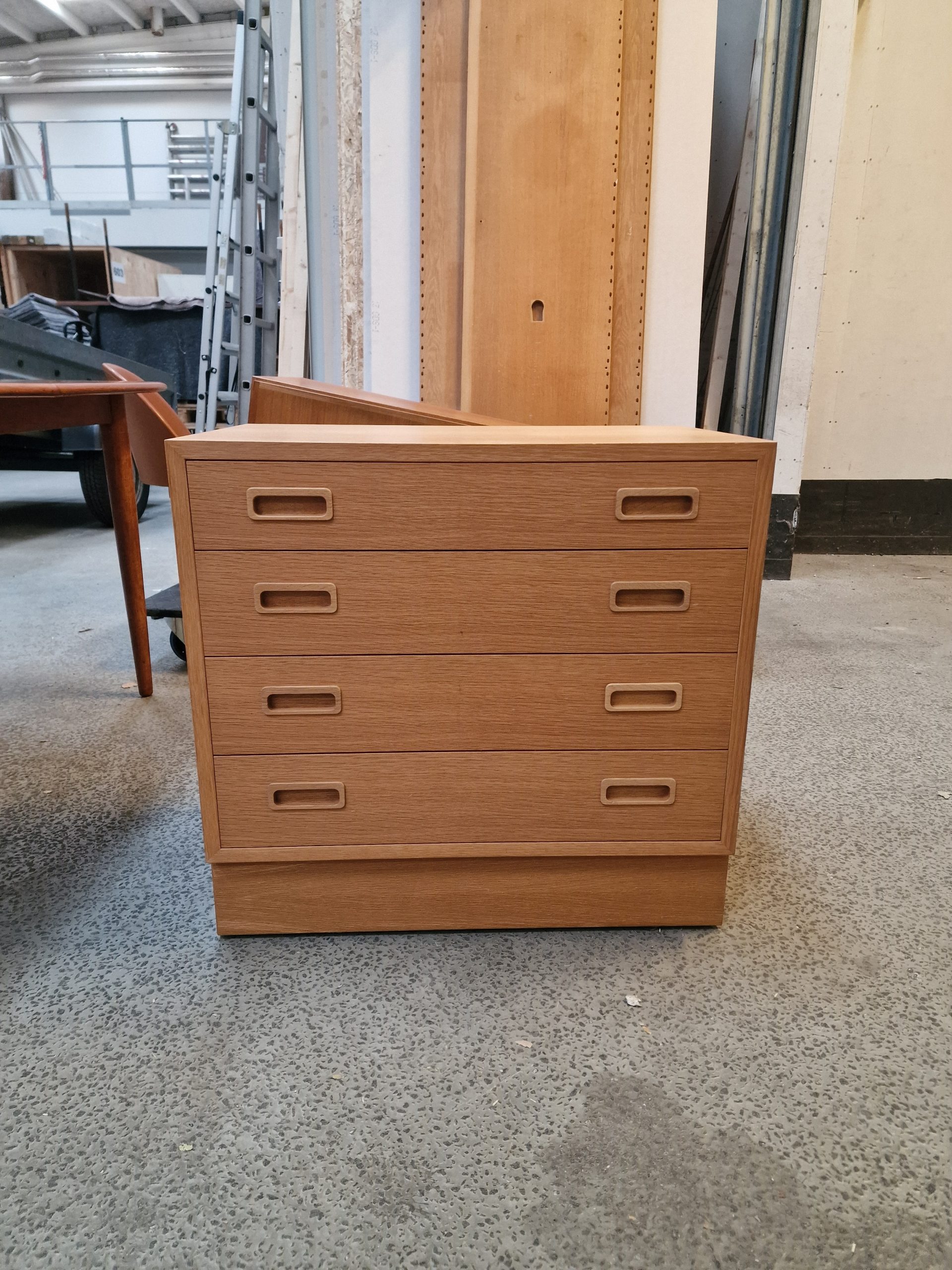 Lille kommode i egetræ, Hundevad - Image 1