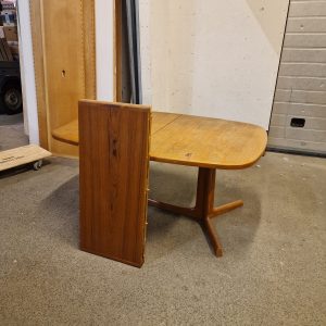 Ovalt spisebord i teak med to tillægsplader