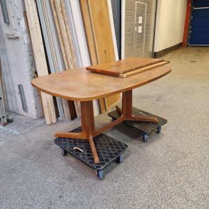 Ovalt spisebord i teak med to tillægsplader