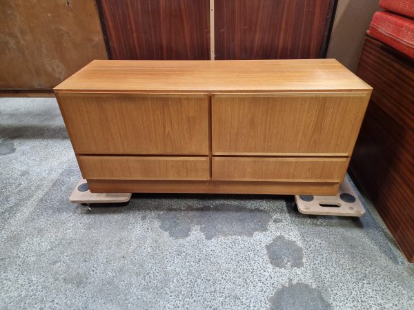 Skænk i teaktræ med 2x2 skuffer, Omann Jr, model 2