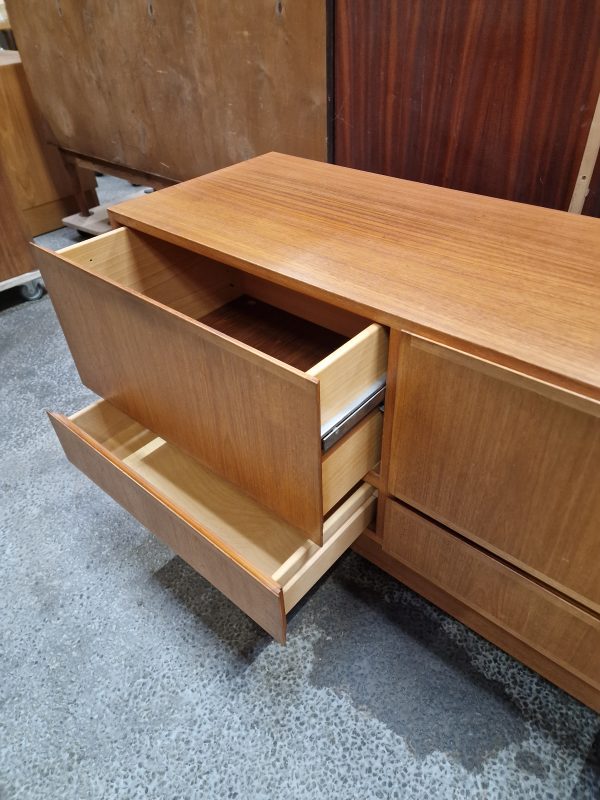 Skænk i teaktræ med 2x2 skuffer, Omann Jr, model 2