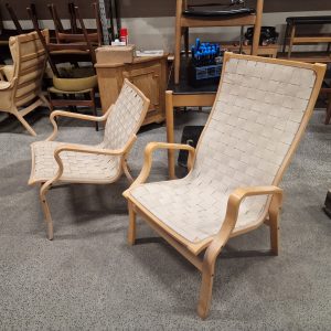 To lænestole, model Albert