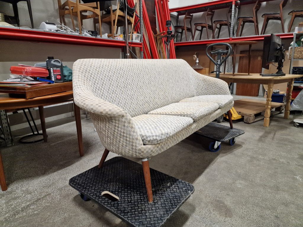 Trepersoners sofa, ben af teak