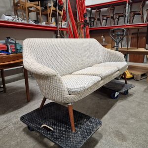 Trepersoners sofa, ben af teak - Image 2