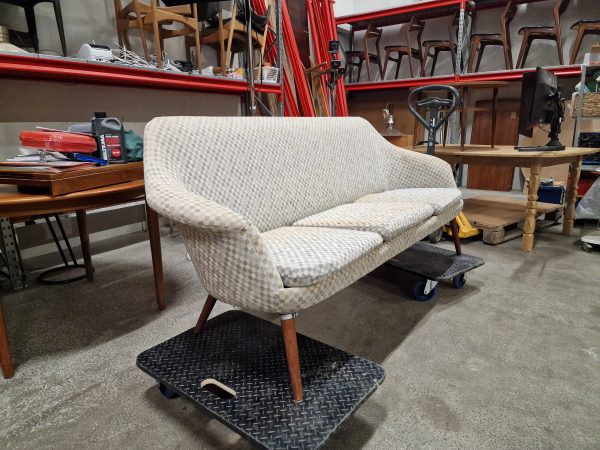 Trepersoners sofa, ben af teak