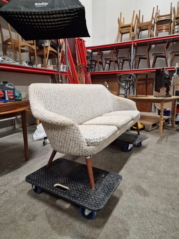 Trepersoners sofa, ben af teak