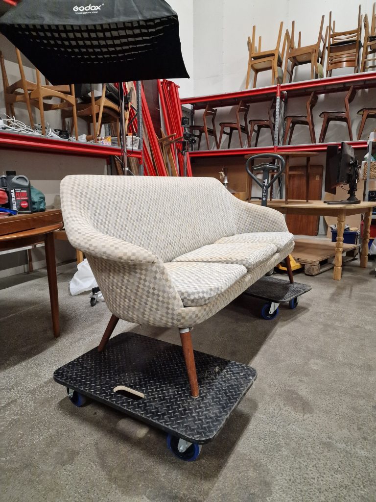 Trepersoners sofa, ben af teak