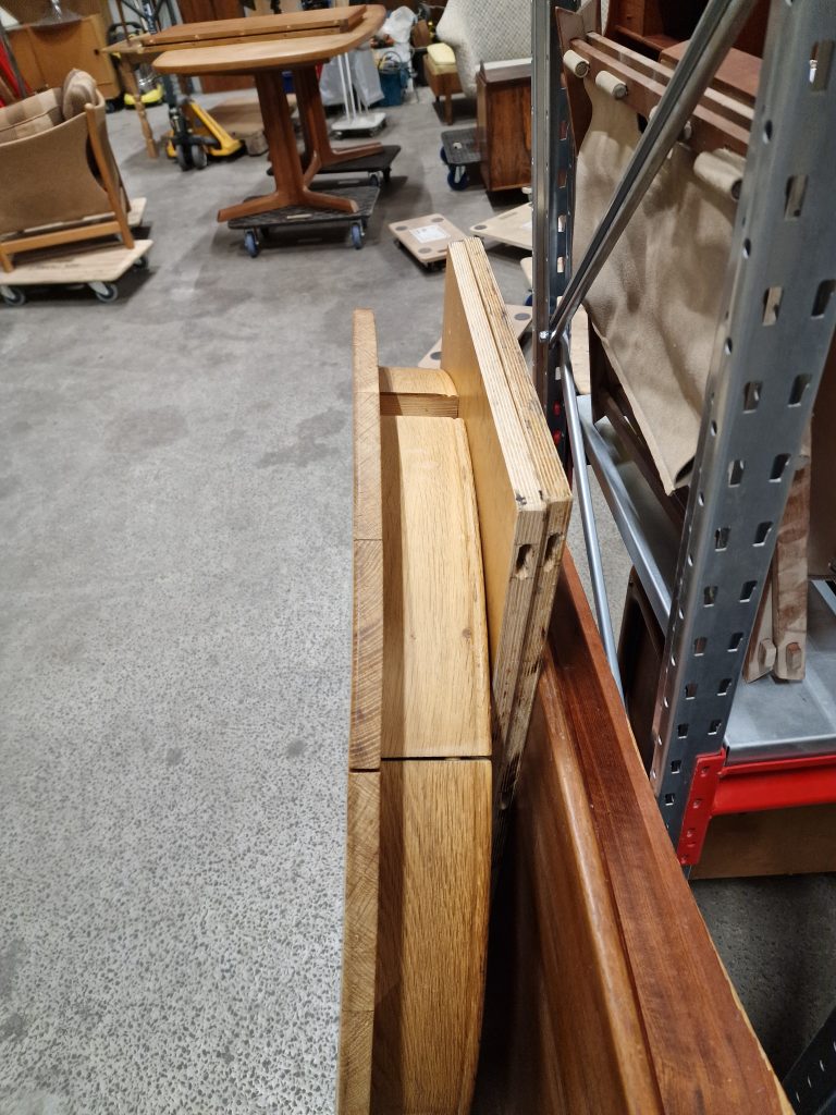 Rundt spisebord, massiv egetræ