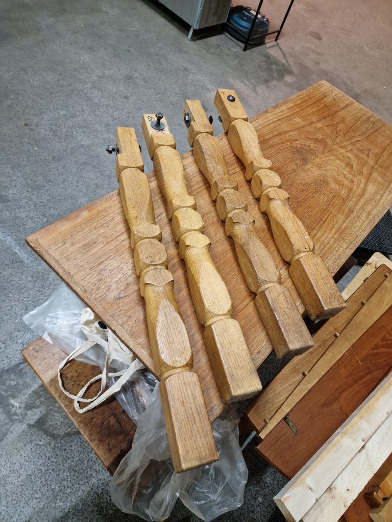 Rundt spisebord, massiv egetræ