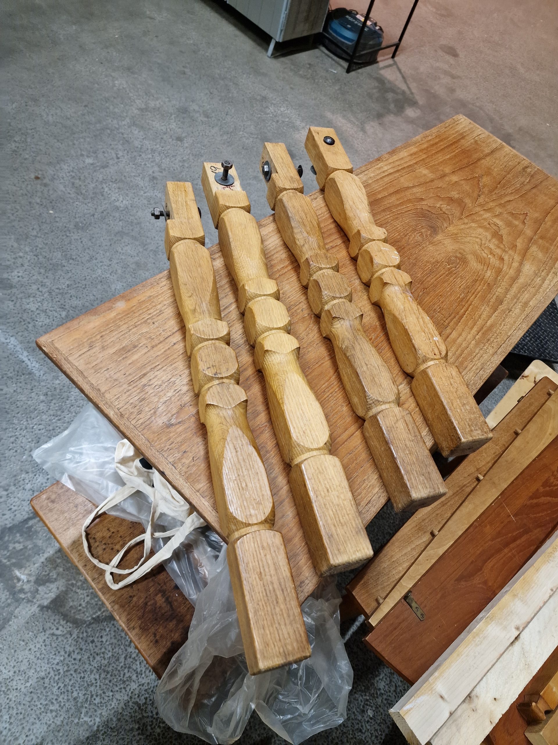 Rundt spisebord, massiv egetræ - Image 7