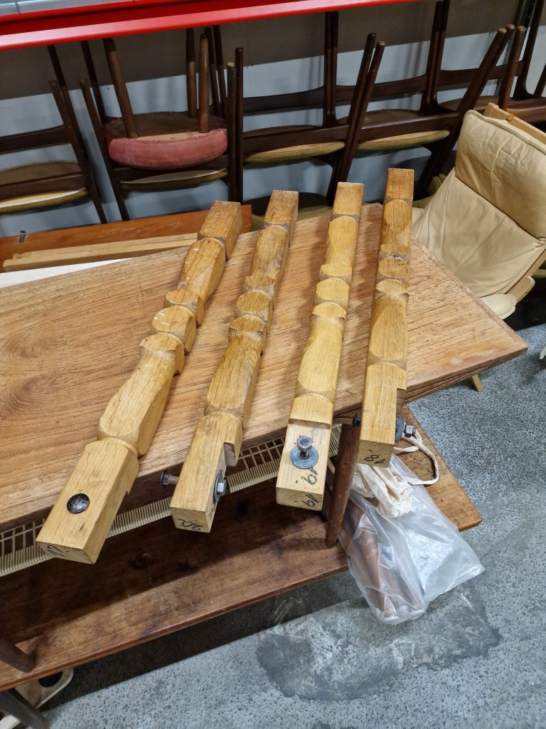 Rundt spisebord, massiv egetræ