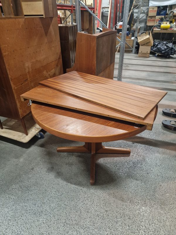 Rundt spisebord på stel med tillægsplader