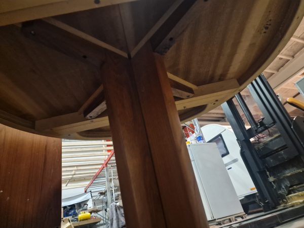 Rundt spisebord på stel med tillægsplader