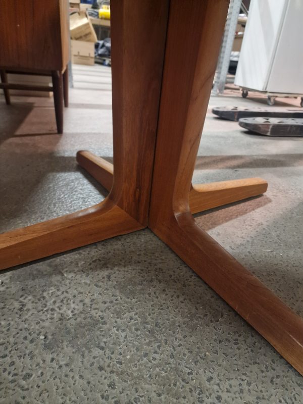 Rundt spisebord på stel med tillægsplader