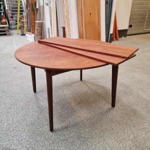 Rundt spisebord i teak med to tillægsplader