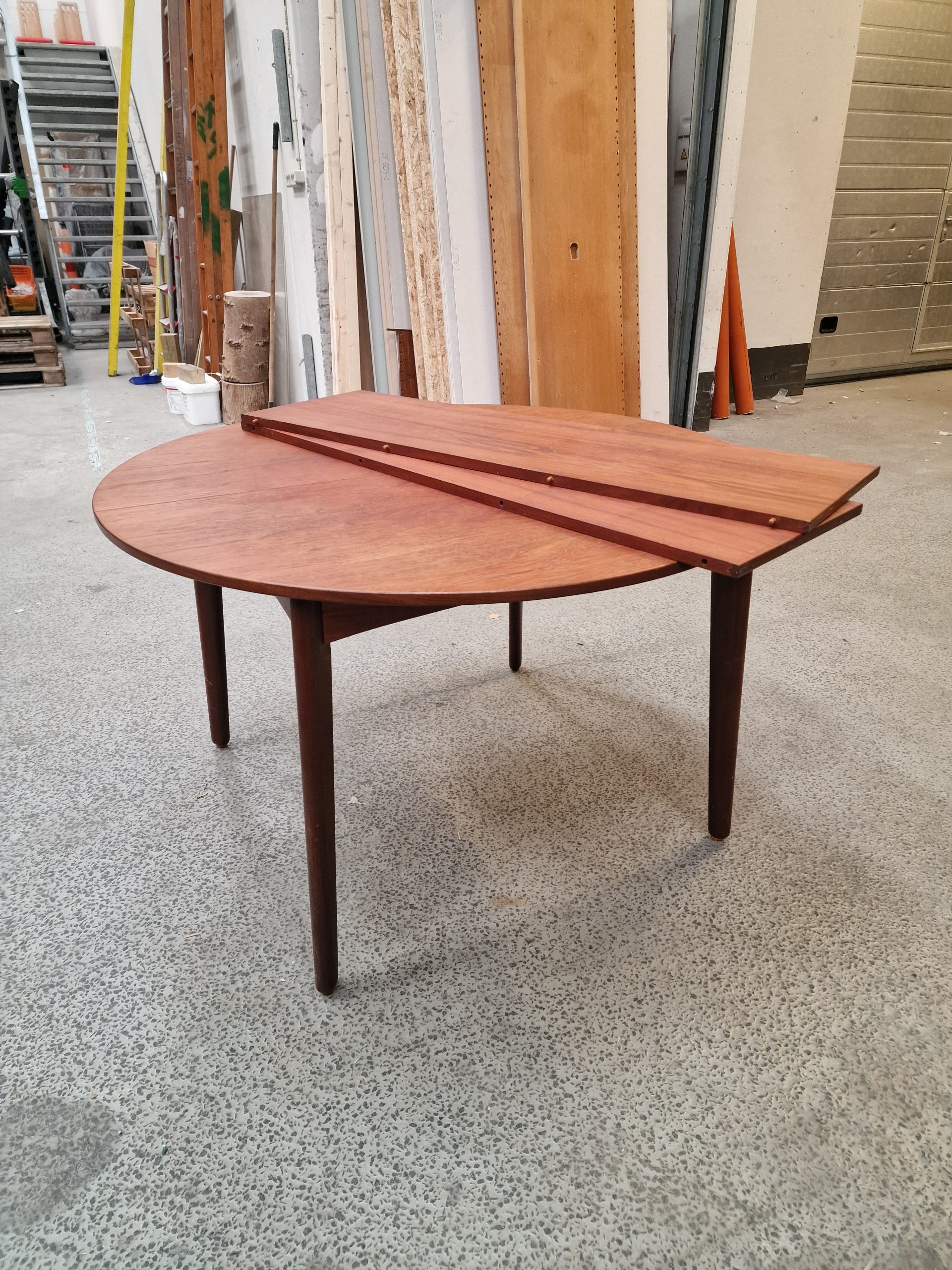 Rundt spisebord i teak med to tillægsplader - Image 1