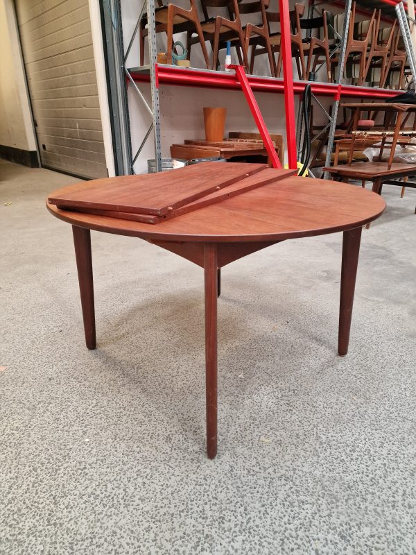 Rundt spisebord i teak med to tillægsplader