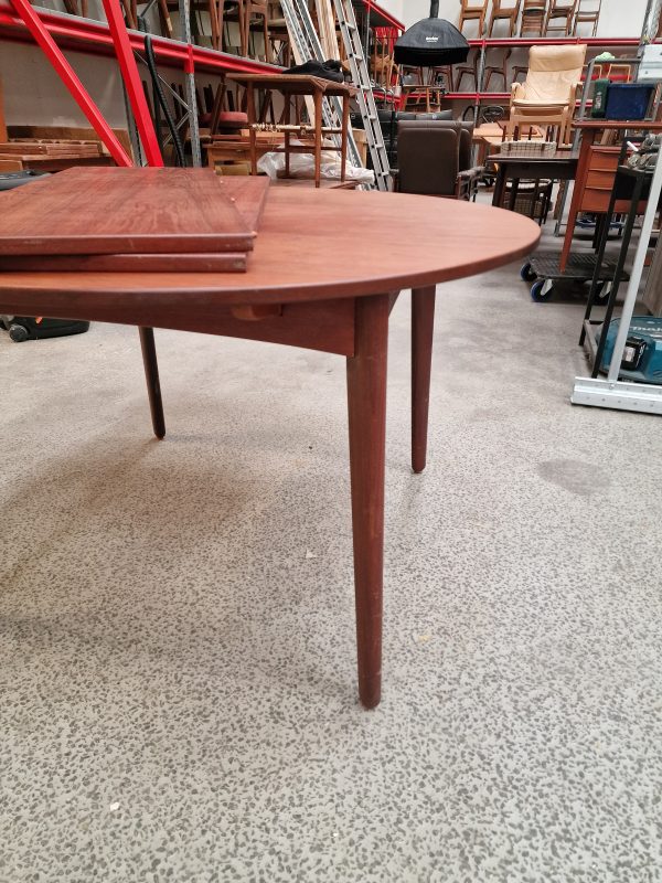 Rundt spisebord i teak med to tillægsplader